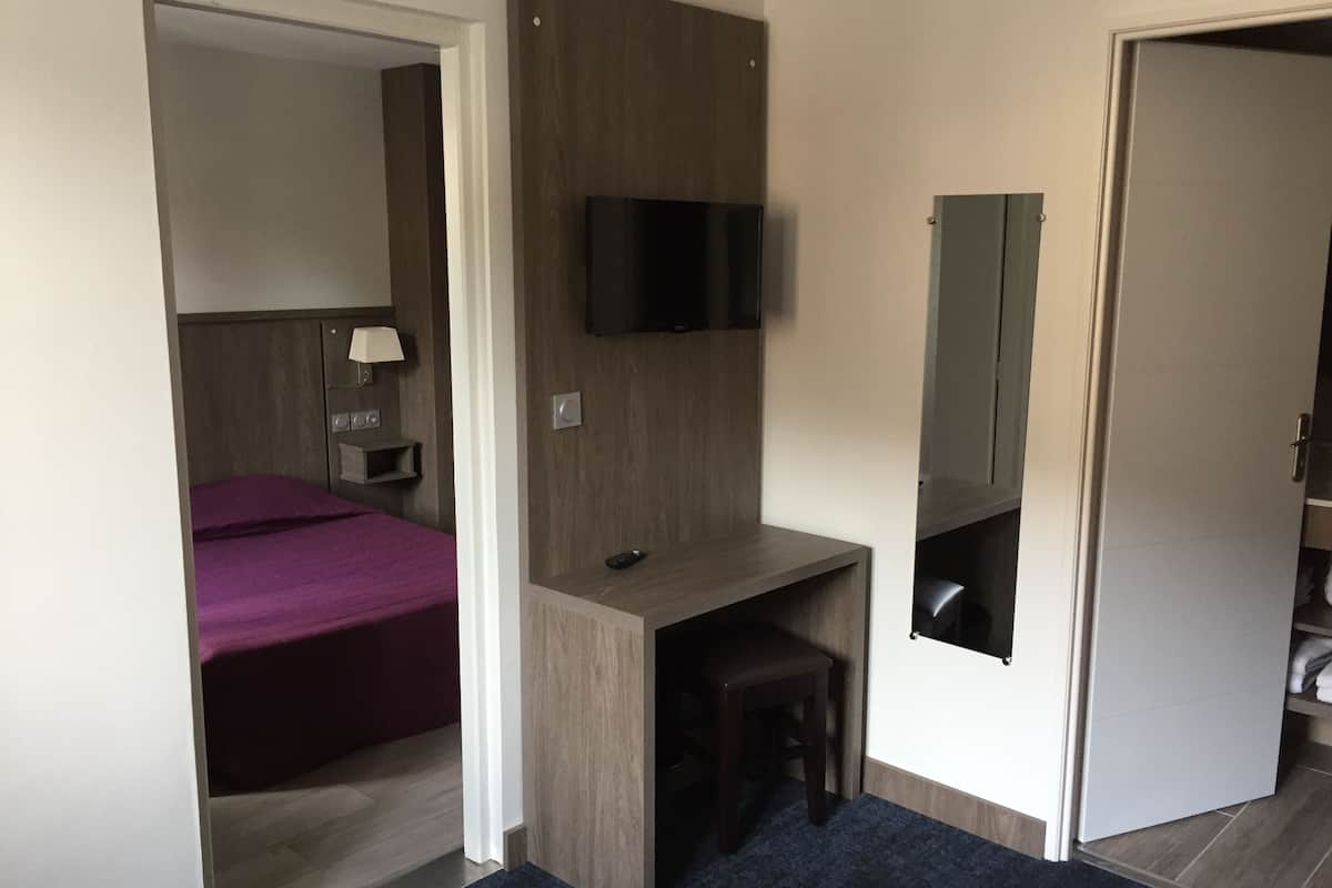 family room, mountain view | premium bedding, in-room safe, desk, soundproofing