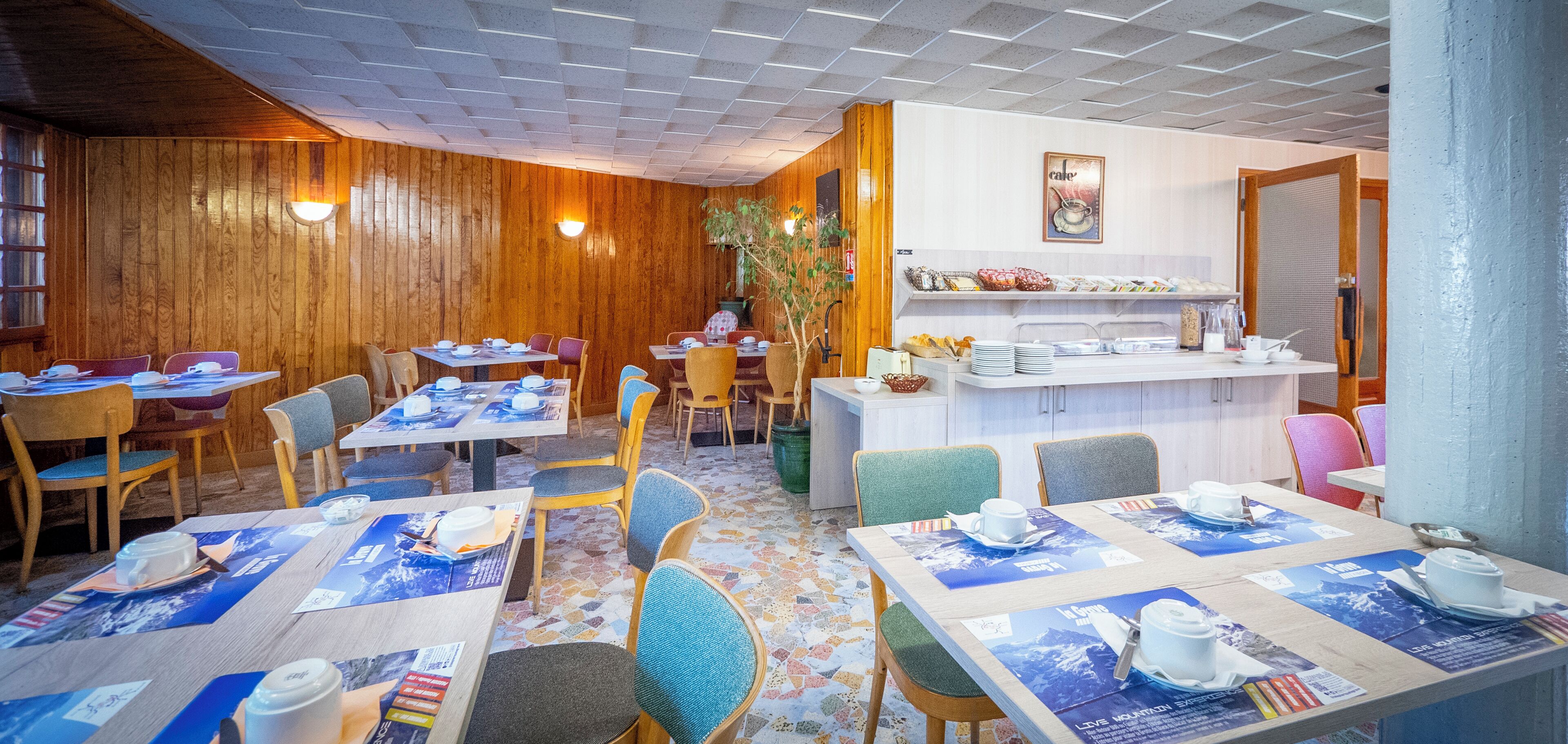 Tägliches Frühstücksbuffet (9.50 EUR pro Person)