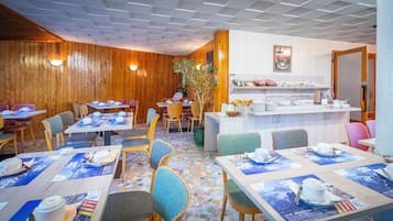 Se ofrece un desayuno bufé (9.50 EUR por persona)