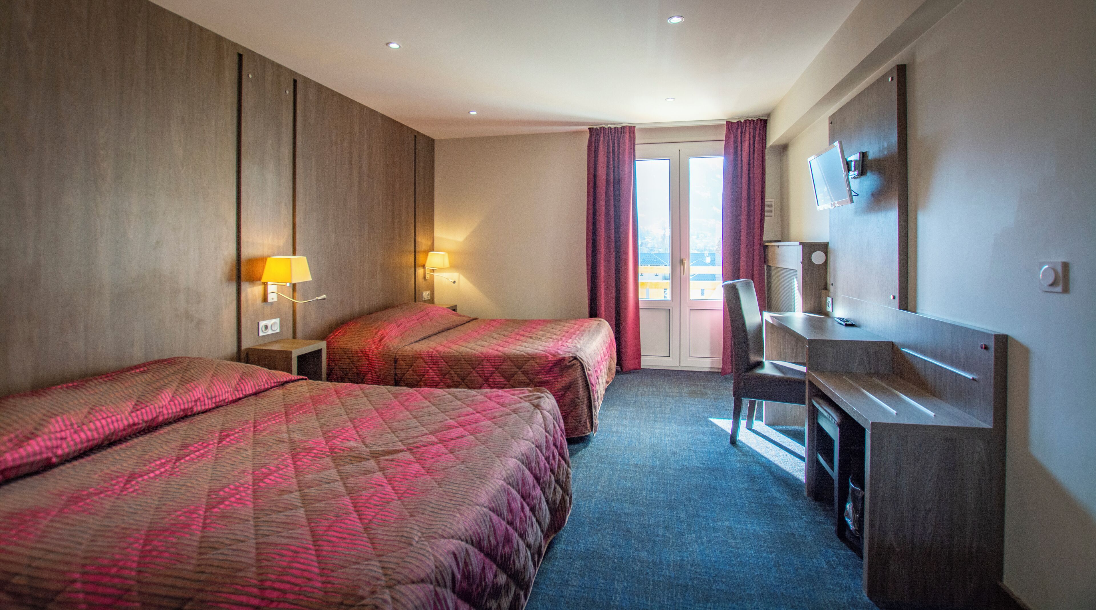 family room, mountain view | premium bedding, in-room safe, desk, soundproofing