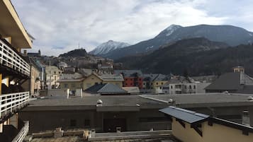 Ein Wohngebiet mit Gebäuden, einer Dachterrasse und einem Berg im Hintergrund.