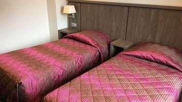 Chambre avec lits jumeaux, vue montagne