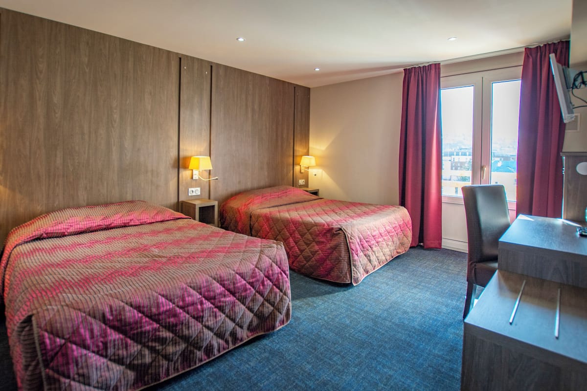 family room, mountain view | premium bedding, in-room safe, desk, soundproofing