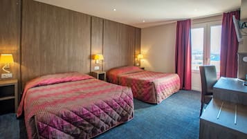 Habitación familiar, vistas a la montaña | Ropa de cama de alta calidad, caja fuerte, escritorio