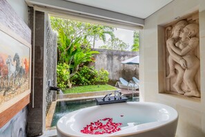 Separate bathtub and shower, deep-soaking bathtub, free toiletries - The Leaf Jimbaran (Jimbaran)