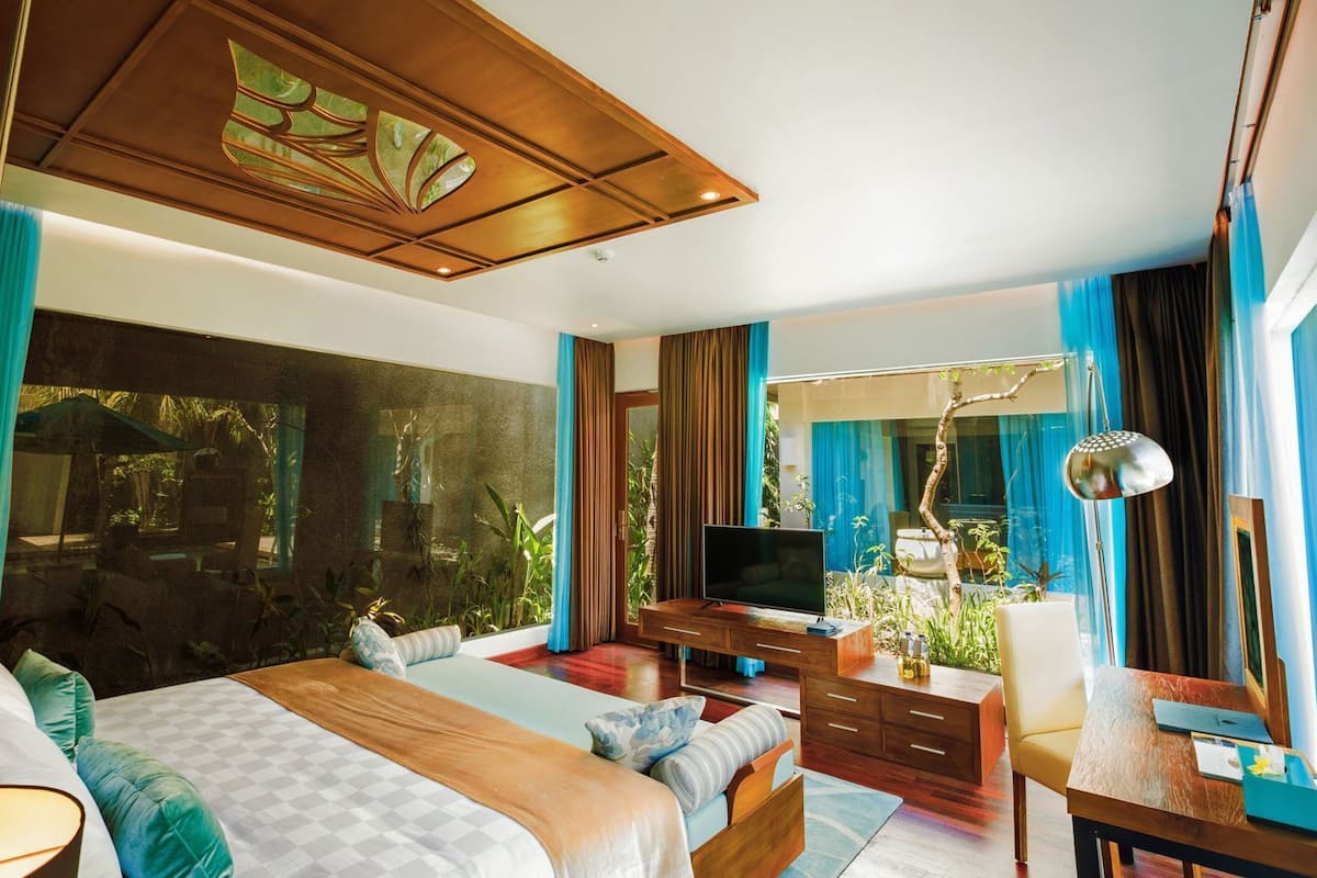 Luxe beddengoed, een minibar, een kluis op de kamer