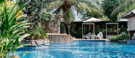 Piscine extérieure, cabanons gratuits, parasols de plage