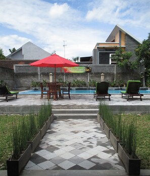 Piscina externa, espreguiçadeiras
