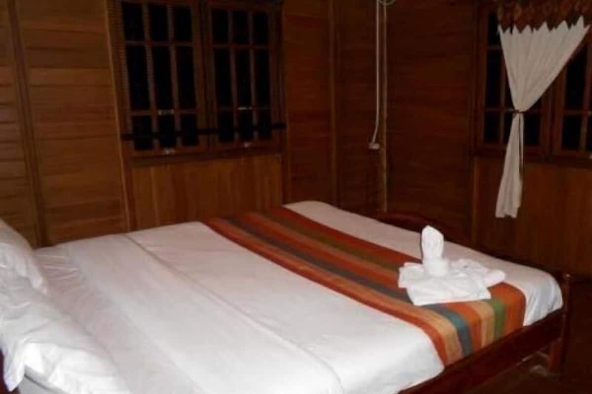 Premium bedding, desk, iron/ironing board (on request)