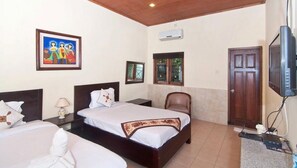 Comfort kamer, 2 eenpersoonsbedden | Luxe beddengoed, individueel gedecoreerd, een bureau