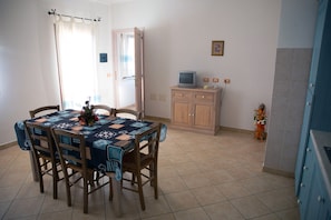 Appartement, 2 chambres | Salle de séjour | Téléviseur