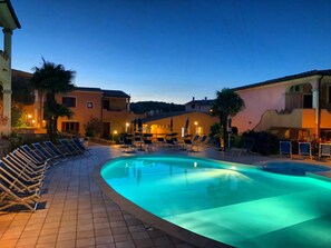 Piscine extérieure (ouverte en saison), parasols de plage