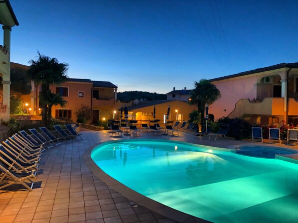 Seasonal outdoor pool, open 9:00 AM to 8:00 PM, pool umbrellas - Residence Corte dei Venti (Budoni)