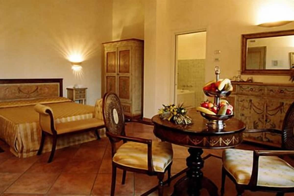 suite, jetted tub | minibar, in-room safe, desk, soundproofing