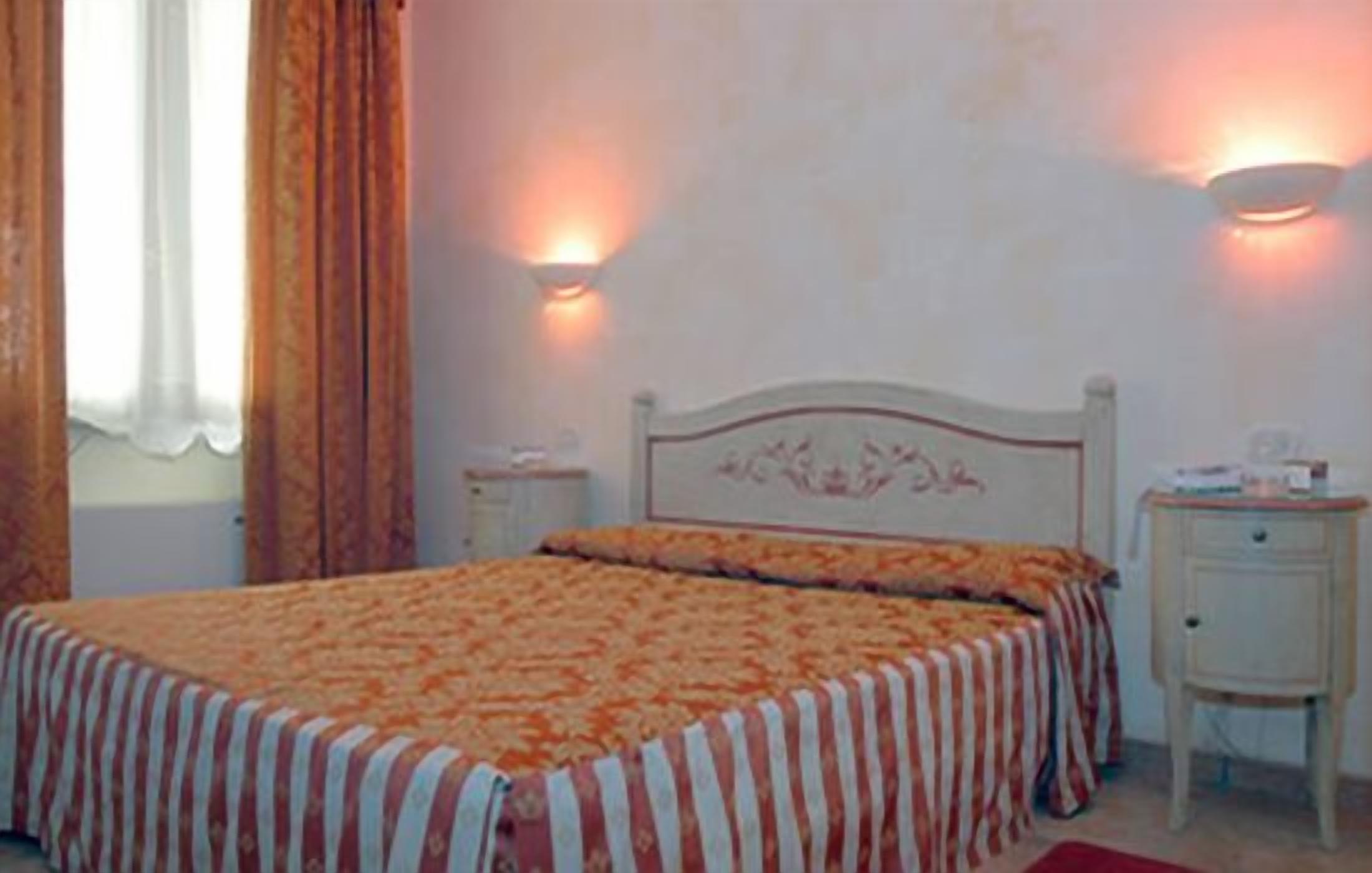 double room | minibar, in-room safe, desk, soundproofing