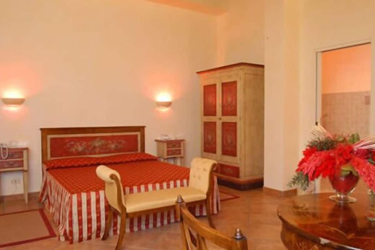 suite, jetted tub | minibar, in-room safe, desk, soundproofing