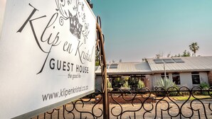A sign for 'Klip en Kristal Guest House' with a website URL. - Klip en Kristal Guest House (Bela-Bela)