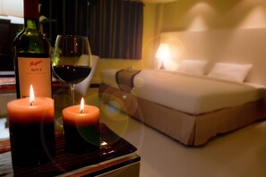 高級客房 (Jaccuzzi) | 客房內保險箱、�書桌、遮光布/窗簾