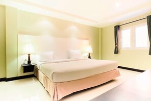 In-room safe, desk, blackout curtains - Fourteen Again Hotel (Pattaya)