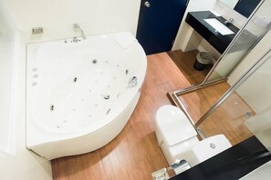 Een aparte badkuip en douche, een diep bad, gratis toiletartikelen