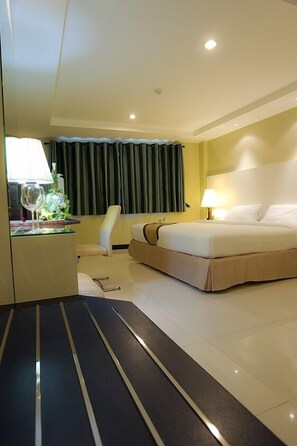 Superior Room (Jaccuzzi) | In-room safe, desk, blackout curtains - Fourteen Again Hotel (Pattaya)