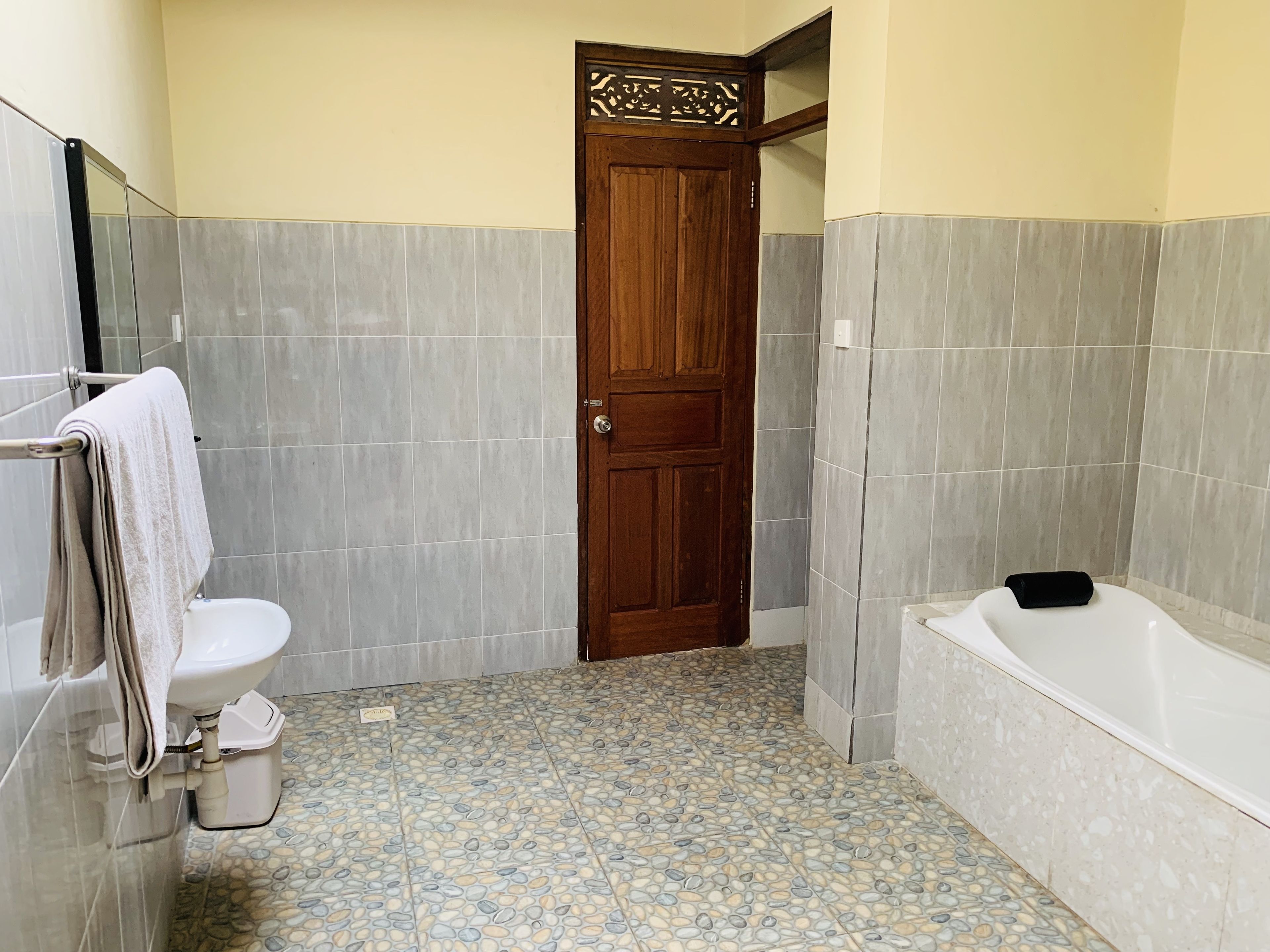 Un bagno con il water, una vasca da bagno e uno spazio doccia.
