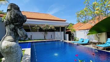 Hypo-allergenic bedding, minibar, free WiFi, bed sheets