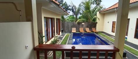 Televisión de pantalla plana de 32 pulgadas con canales digitales