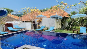 Outdoor pool, sun loungers