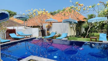 Piscina externa, espreguiçadeiras