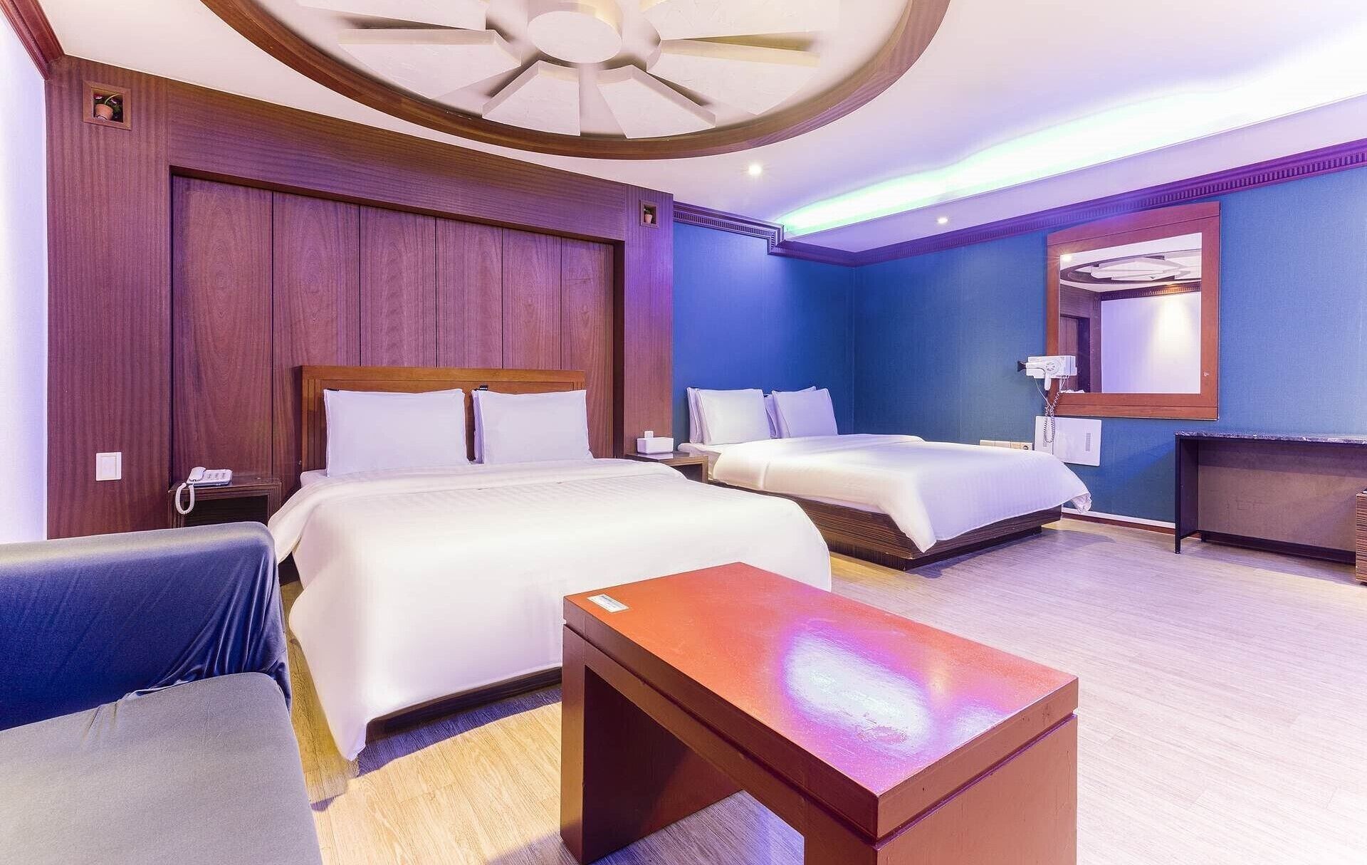Minibar, wifi gratis y ropa de cama 