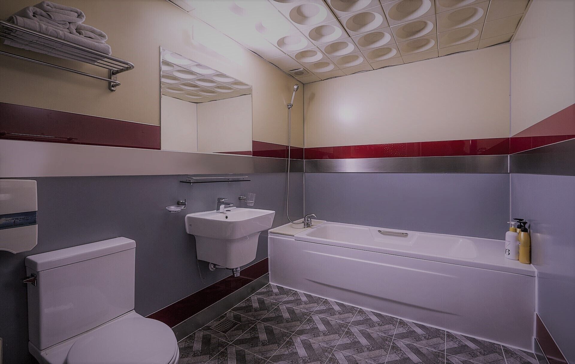A bathroom with a toilet, sink, and bathtub.
