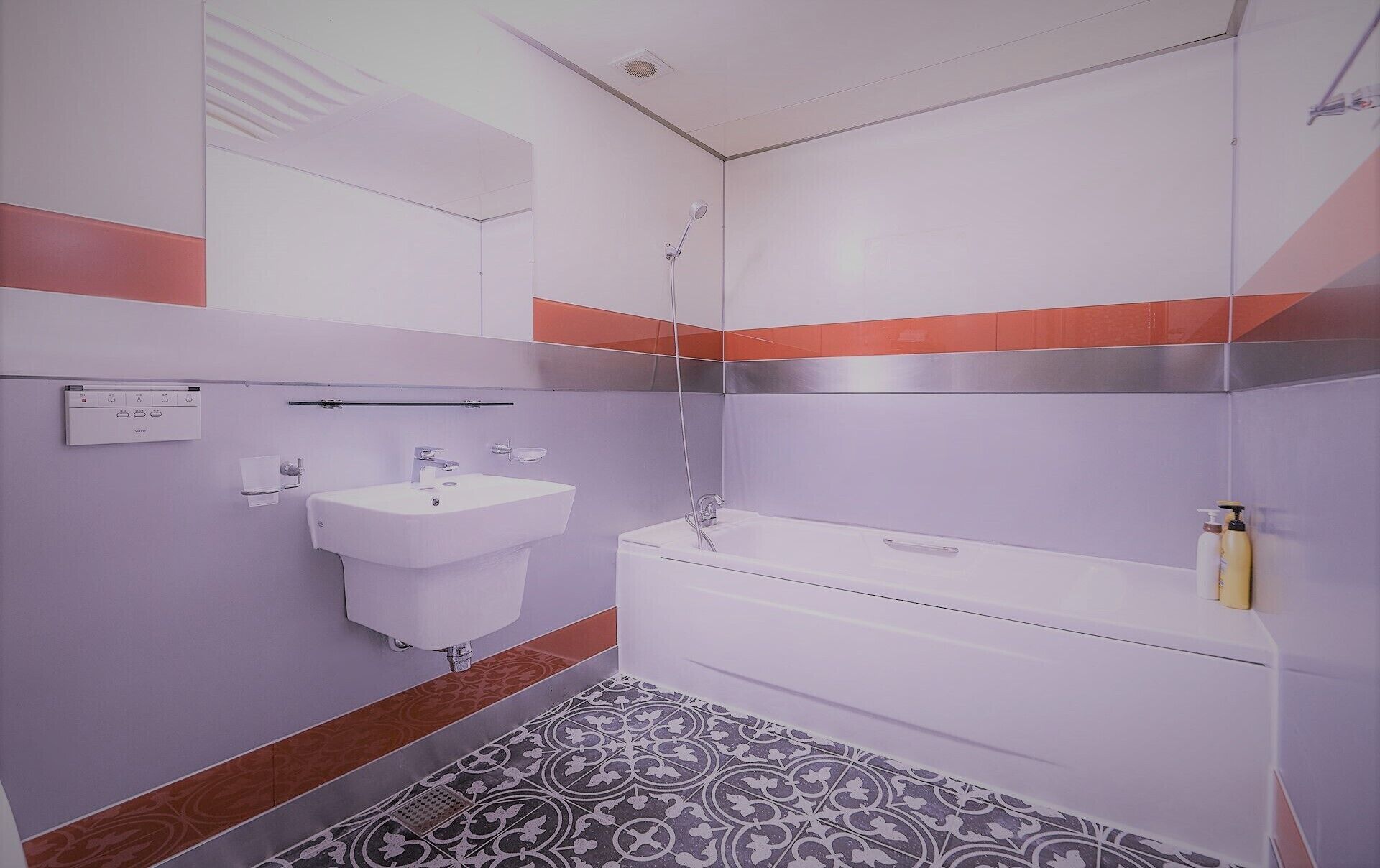 Une salle de bain avec un lavabo, une baignoire et une douche.