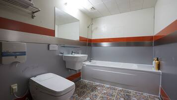 Deluxe Room (Check-in 8PM on Sat. & the day before holiday) | Kamar mandi | Bathtub dan shower terpisah, perlengkapan mandi gratis,  dan handuk