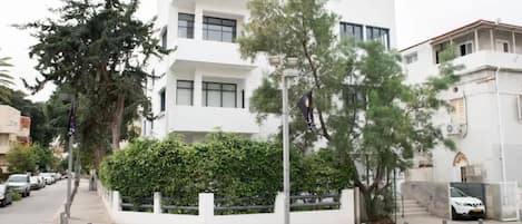 Vista frontal de la propiedad