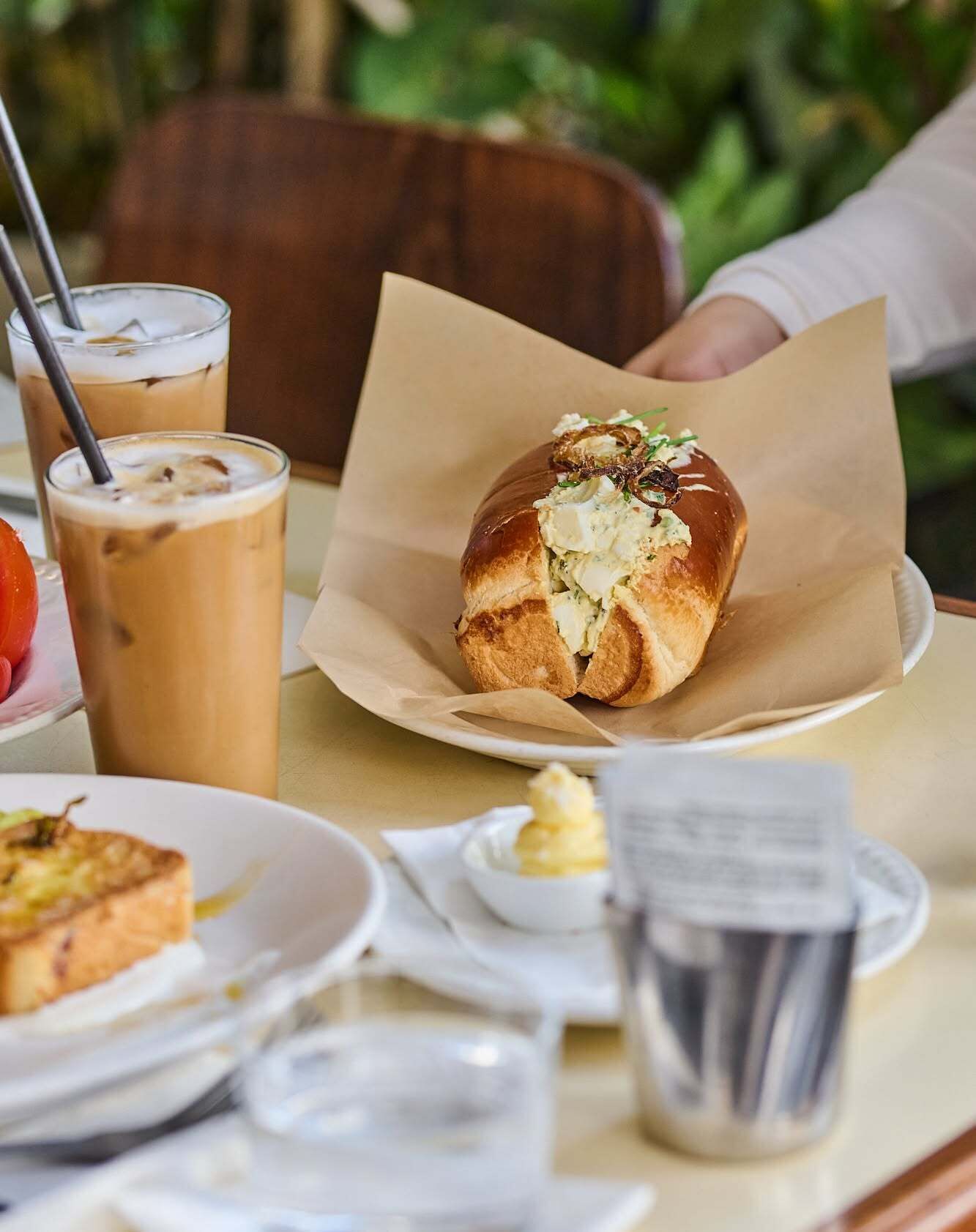 breakfast, dinner, brunch served; international cuisine