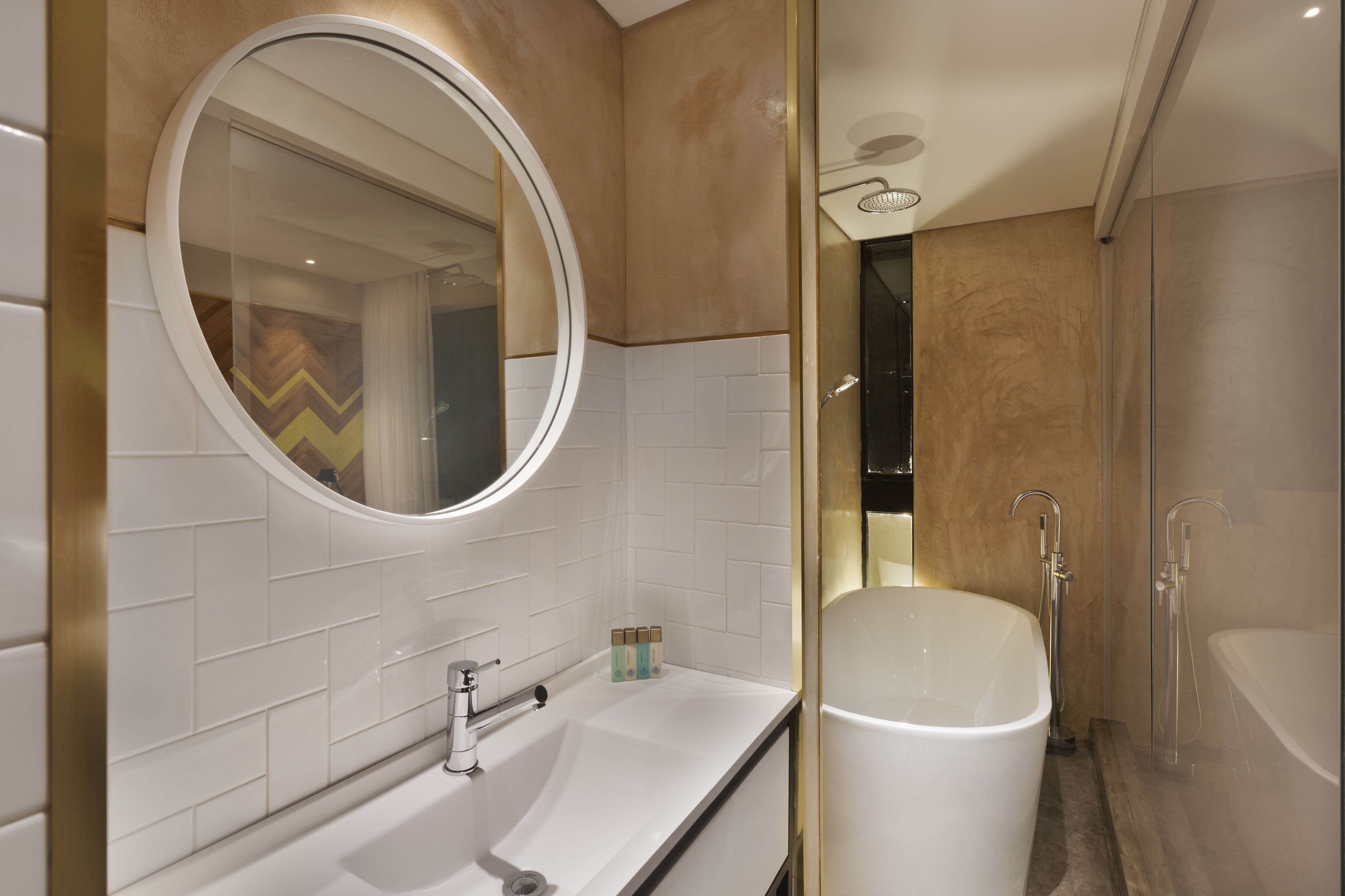 xl cucu | bathroom | rainfall showerhead, free toiletries, hair dryer, bathrobes