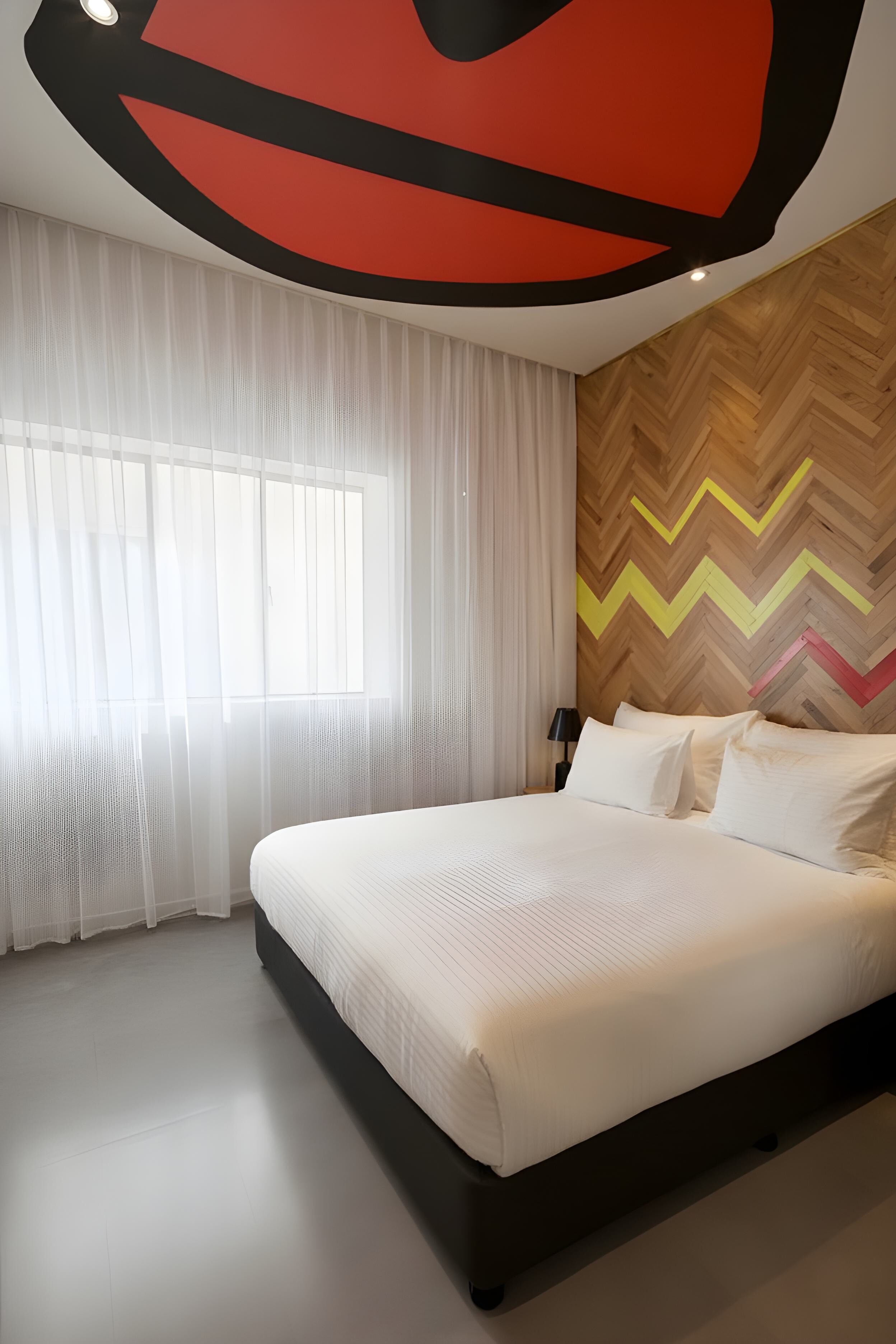 Small CUCU | Ropa de cama de alta calidad, caja fuerte, escritorio y cortinas opacas