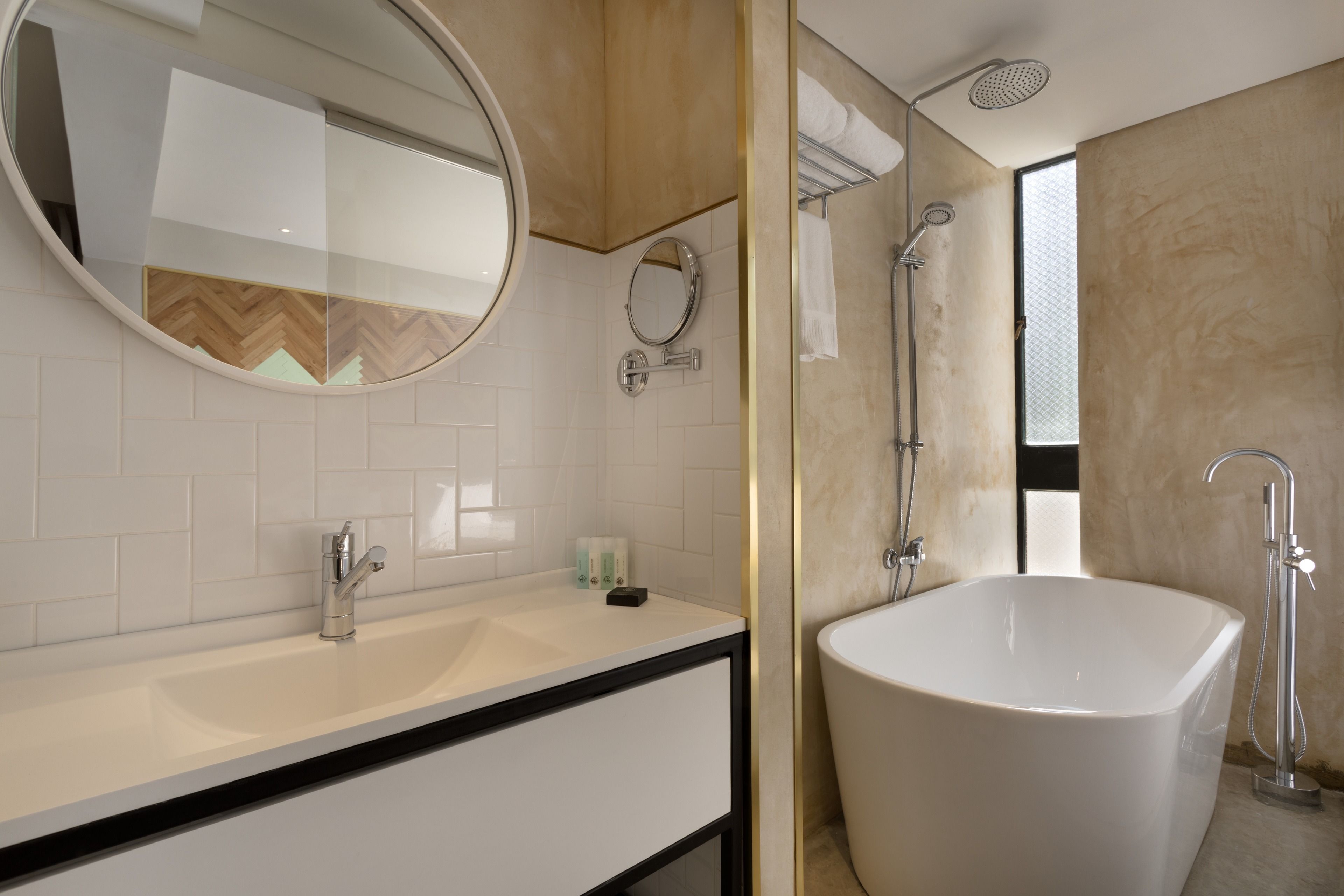 xl cucu | bathroom | rainfall showerhead, free toiletries, hair dryer, bathrobes