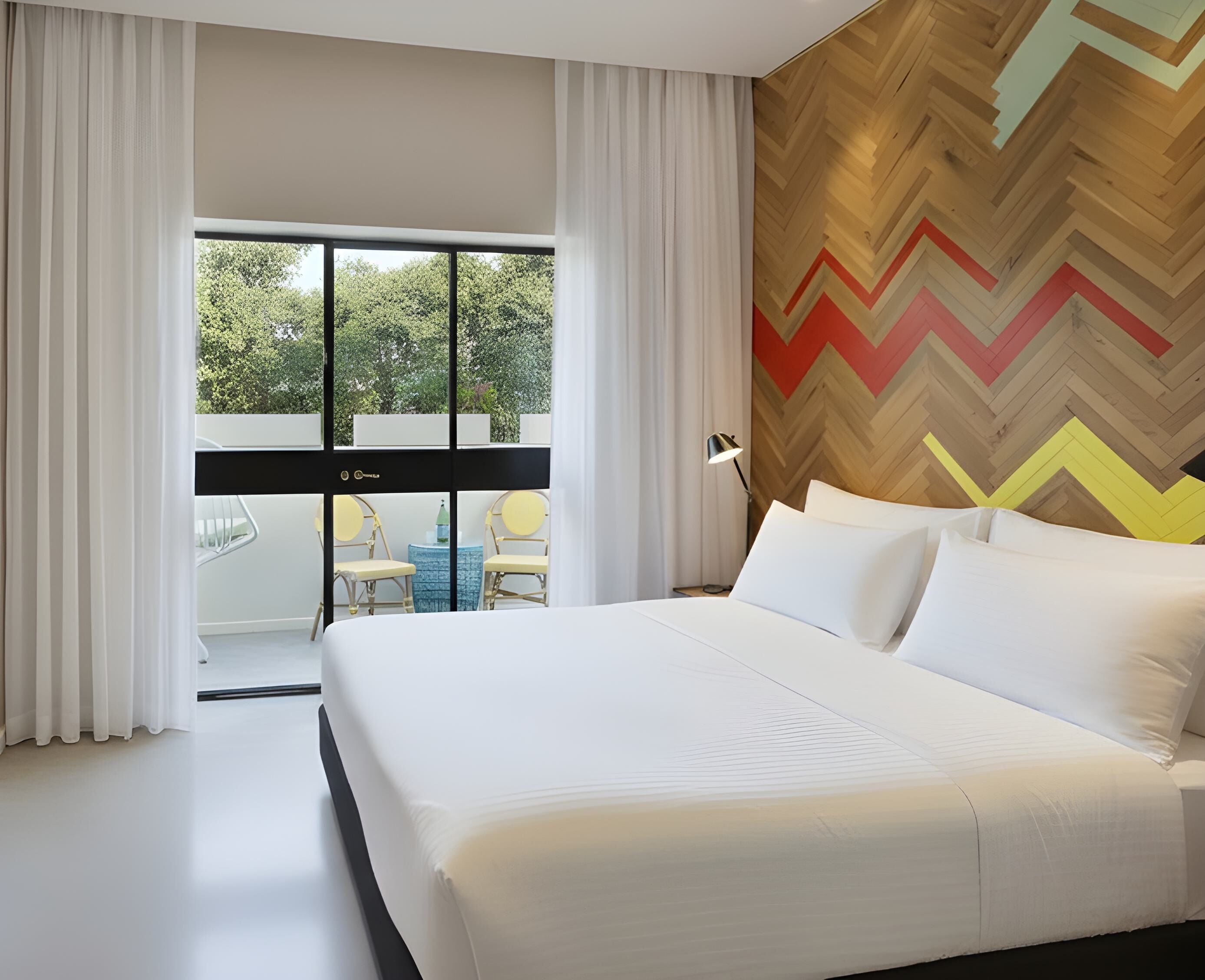 Medium CUCU | Ropa de cama de alta calidad, caja fuerte, escritorio y cortinas opacas