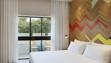 Ropa de cama de alta calidad y caja de seguridad en la habitación