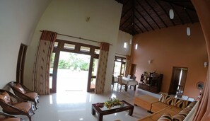 Lobby sitting area - Airport Villa (Seeduwa - Katunayake)