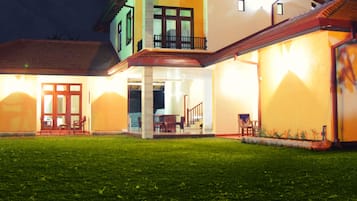 Fachada da propriedade à noite