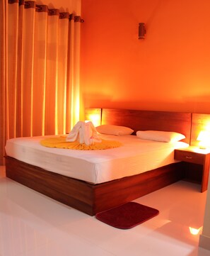 Deluxe Double Room ( A/C ) | Iron/ironing board, rollaway beds, free WiFi - Airport Villa (Seeduwa - Katunayake)
