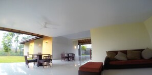 Lobby sitting area - Airport Villa (Seeduwa - Katunayake)