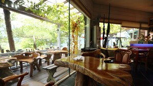Bar (trong khuôn viên)