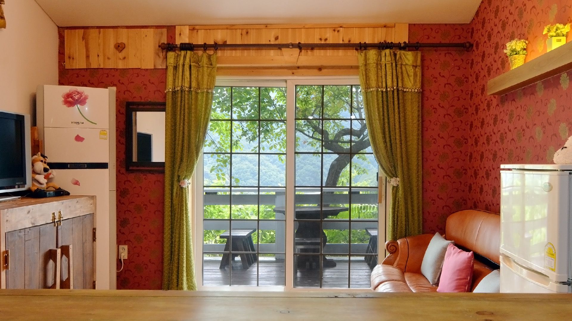 패밀리 싱글룸 | 거실 공간 | LED TV