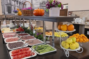 Free daily buffet breakfast