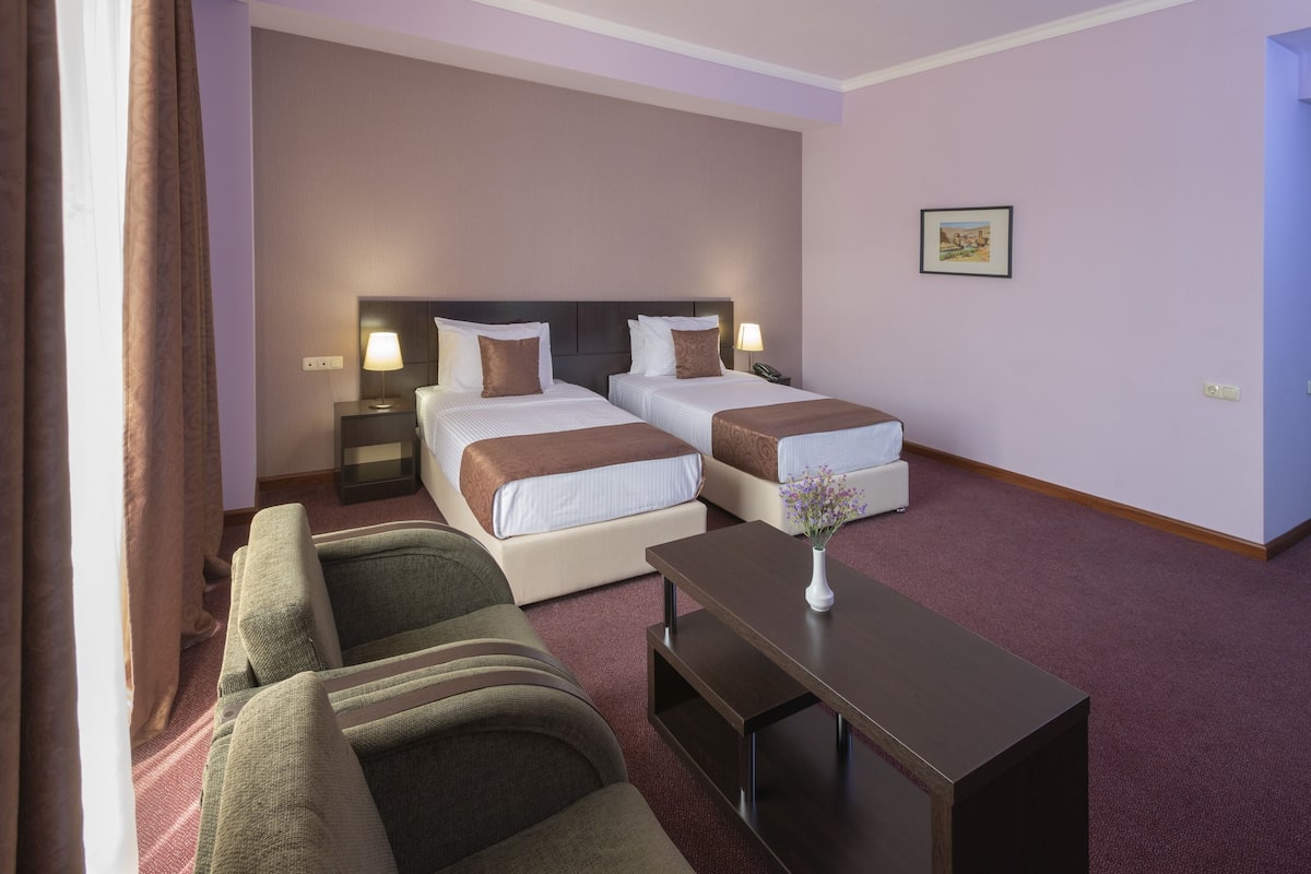 Ropa de cama de alta calidad y minibar 