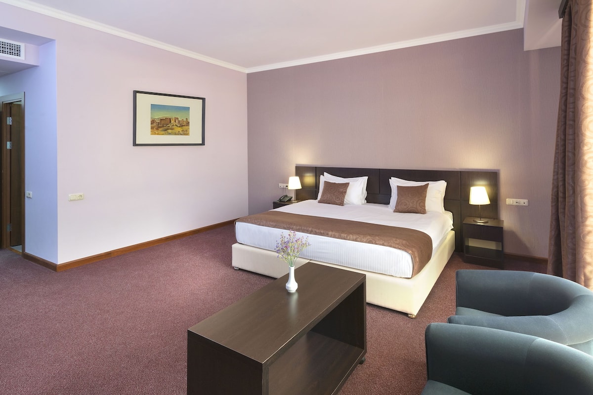 Ropa de cama de alta calidad y minibar 